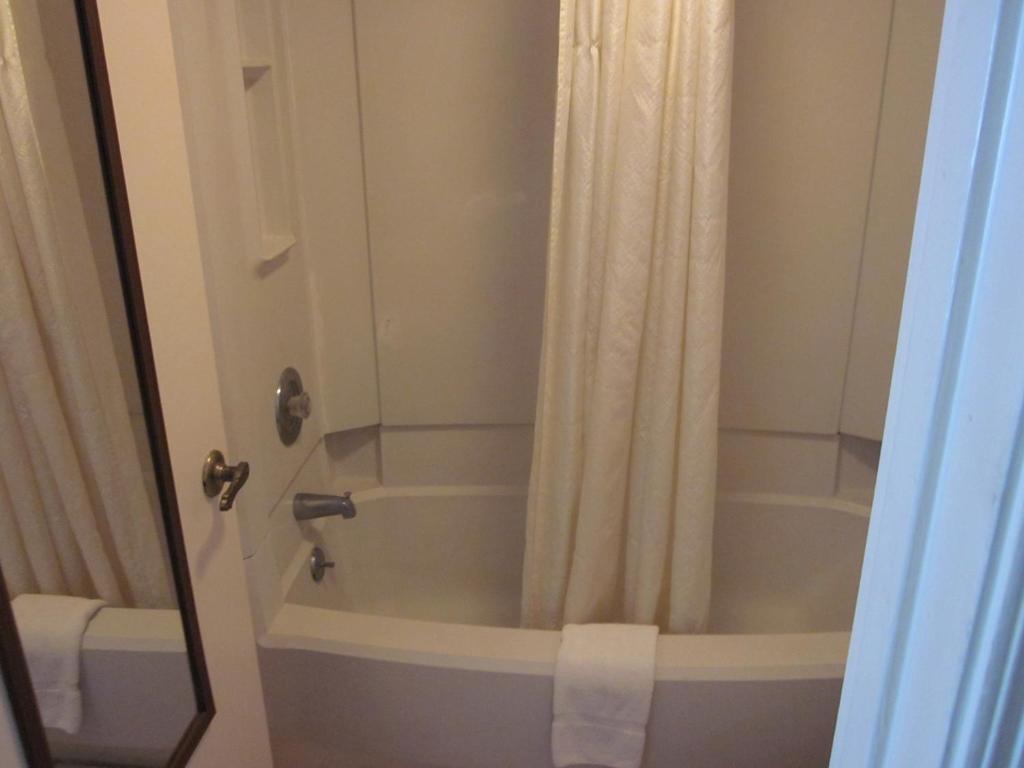 Westmont Inn - Lakeland Room photo